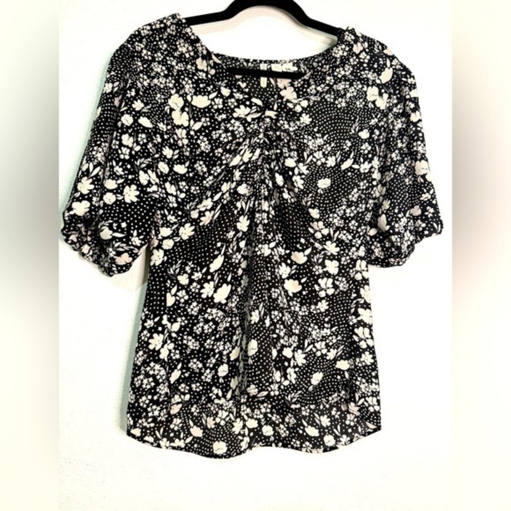 Cato Floral Black & White Women's Short Sleeved, V-Necked Top, Sz M.